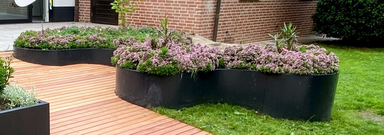 Stützwand aus pulverbeschichtetem Stahl Stützwand aus pulverbeschichtetem Stahl