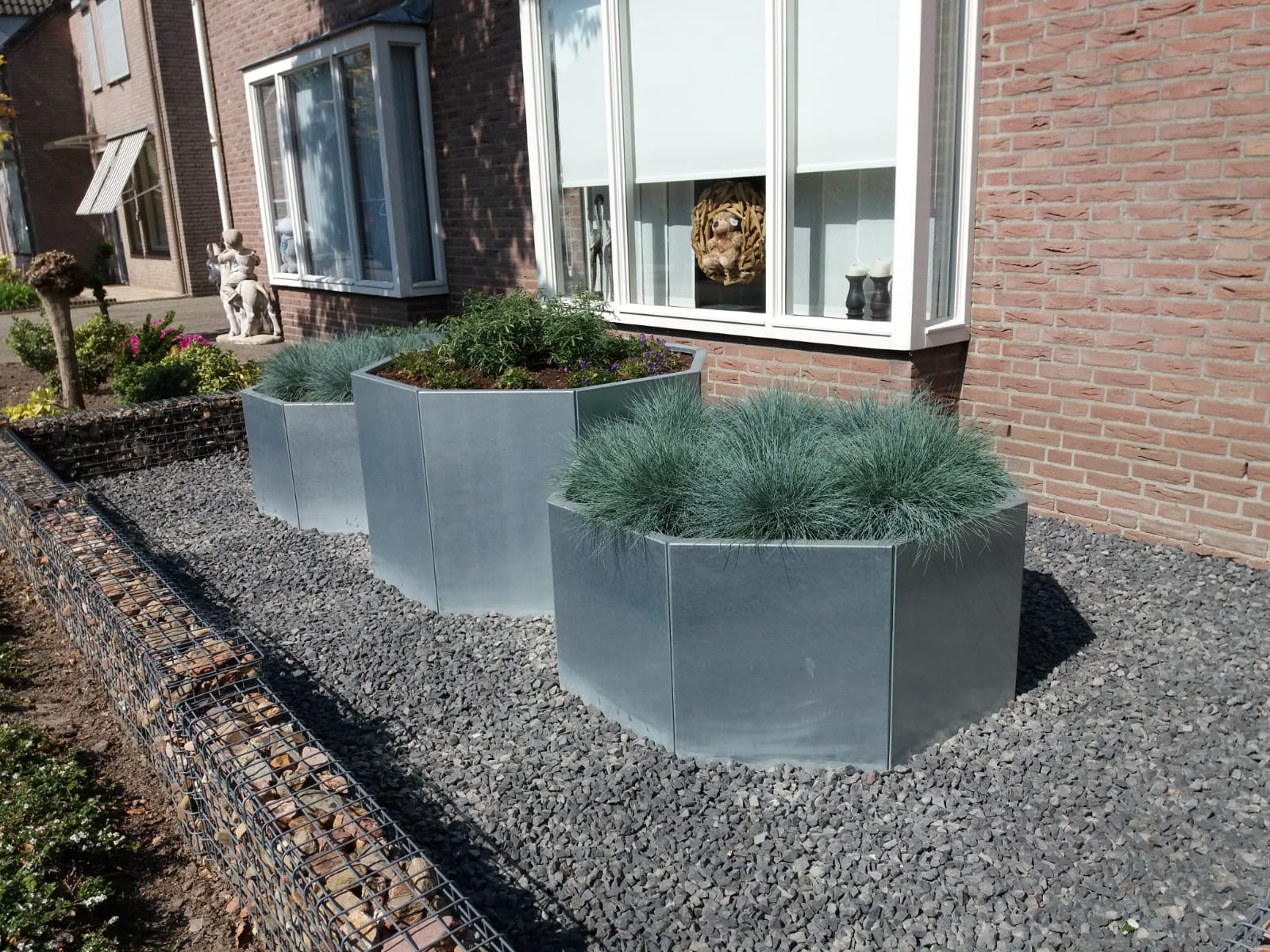 Pflanzkübel aus verzinktem Stahl Pflanzkübel aus verzinktem Stahl