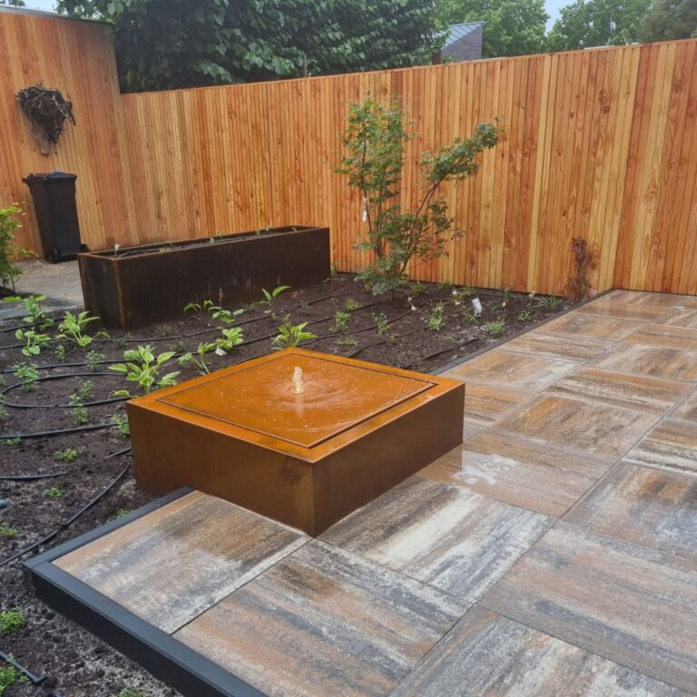 Wassertisch aus Cortenstahl 800x800x400