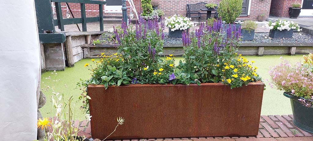 Große rechteckige Pflanzgefäße für den Garten
